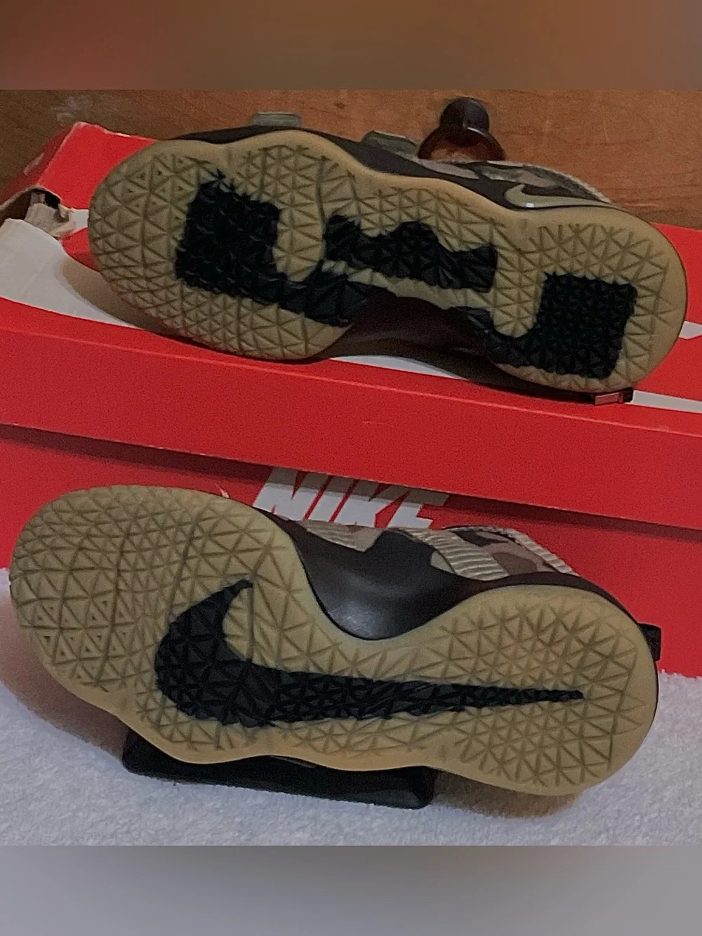 THESE ALMOST BRAND NEW (Nike Zoom LeBron Soldier 11) sneakers in a 